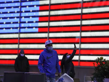 Seorang pria berjalan di Times Square di New York, Amerika Serikat (AS), pada 18 November 2020. Angka kematian akibat COVID-19 di AS melampaui 250.000 kasus pada Rabu (18/11), menurut lembaga Center for Systems Science and Engineering (CSSE) di Universitas Johns Hopkins. (Xinhua/Wang Ying)