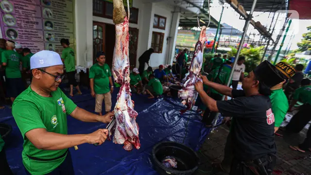 Umat Islam Laksanakan Pemotongan dan Pembagian Daging Hewan Kurban