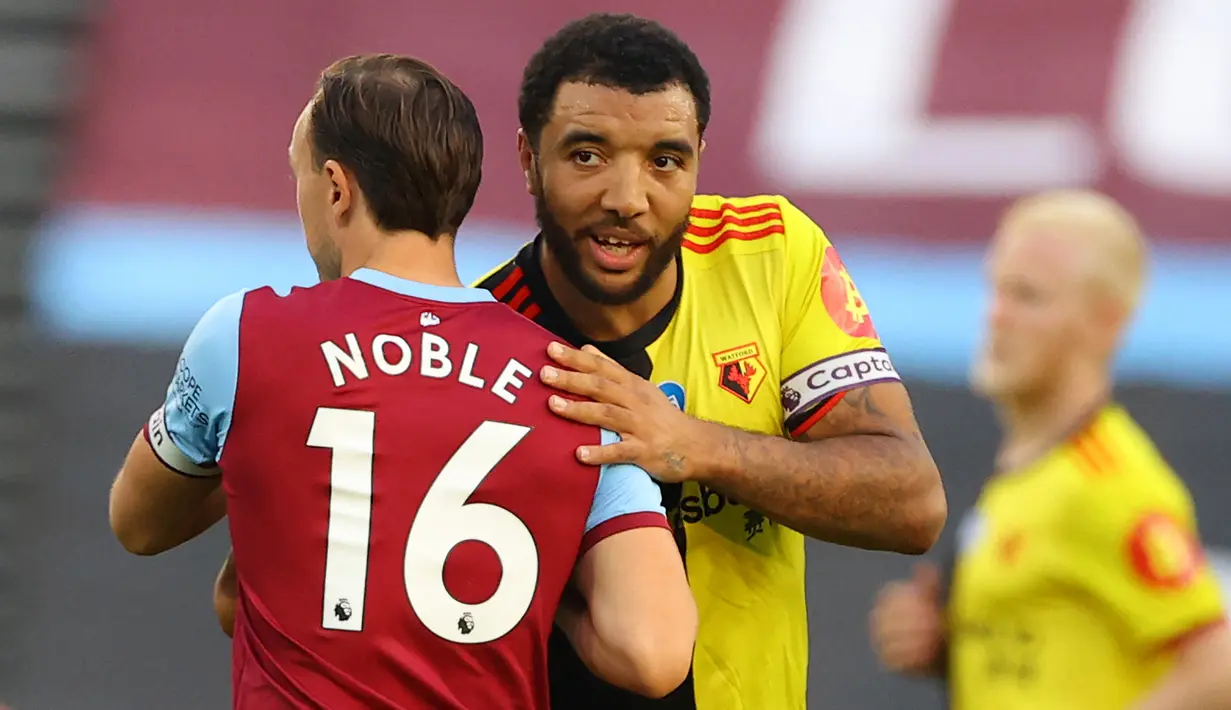 Troy Deeney. Striker berusia 33 tahun ini menjadi pemain aktif terlama yang menjabat kapten, yaitu 7 tahun mulai 2014/2015 hingga kini bersama Watford. Ia telah bermain dalam 419 laga bersama Watford hingga awal musim ini dan mampu mencetak 140 gol. (Foto: AFP/Pool/Richard Heathcote)