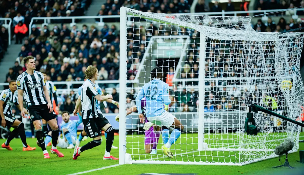 Pemain Manchester City, Antoine Semenyo, mencetak gol ke gawang Newcastle United pada laga leg pertama semifinal Carabao Cup di Stadion St James Park pada Rabu (14/1/2026) dini hari. (AP Photo/Dave Thompson)