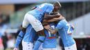 Pemain Napoli merayakan gol yang dicetak Hirving Lozano ke gawang Atalanta pada laga lanjutan Liga Italia di Stadion San Paulo, Napoli, Sabtu (17/10/2020) malam WIB. Napoli menang 4-1 atas Atalanta. (Alessandro Garofalo/LaPresse via AP)