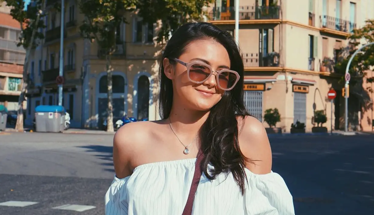 "Biasanya aku suka minum madu terus. Setiap buka dan setiap sahur, untuk menjaga imun sistemnya," tukas Amanda   Rawles. (instagram/amandarawles)