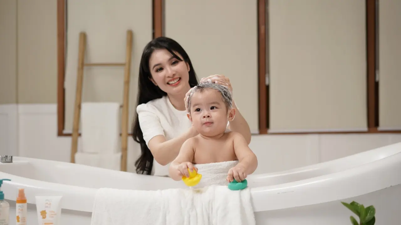 Sandra Dewi Merawat Kulit Sang Buah Hati/dok. Momami