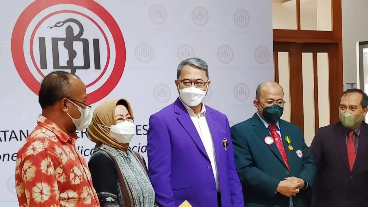 Ketua Persatuan Dokter Gigi Indonesia (PDGI) Usman Sumantri (Tengah) dalam konferensi pers bersama Ikatan Dokter Indonesia di Menteng, Jakarta Pusat, Senin (26/9/2022). Foto: (Liputan6.com/Ade Nasihudin).