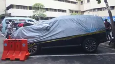 Wartawan memotret mobil yang digunakan Ketua DPR Setya Novanto saat terlibat kecelakaan di Ditlantas Polda Metro Jaya, Jakarta, Jumat (17/11). Akibat kejadian tersebut, Setnov harus dirawat di RS Medika Permata Hijau. (Liputan6.com/Immanuel Antonius)