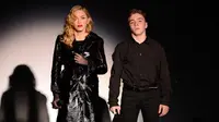 Madonna bersama anaknya bernama Rocco Ritchie dari hasil pernikahan keduanya bersama Guy Ritchie. (foto: nydailynews)