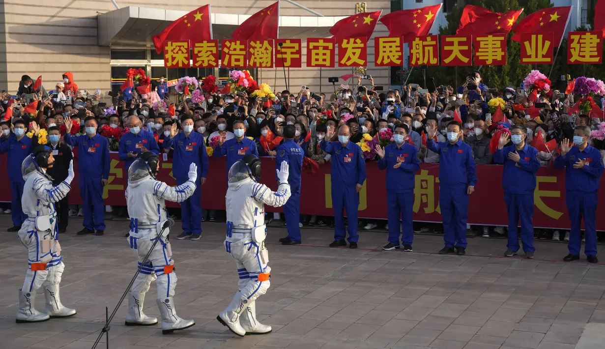 Salah satu awak yang berangkat merupakan astronaut sipil pertama China. (AP Photo/Mark Schiefelbein)