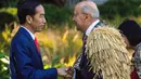 Presiden Indonesia Jokowi bersalaman dengan tetua Maori saat upacara penyambutan di Government House di Wellington, Selandia Baru (19/3). Jokowi ke Government House untuk bertemu Gubernur Jenderal Selandia Baru Sir David Gascoigne. (AFP/Marty Melville)