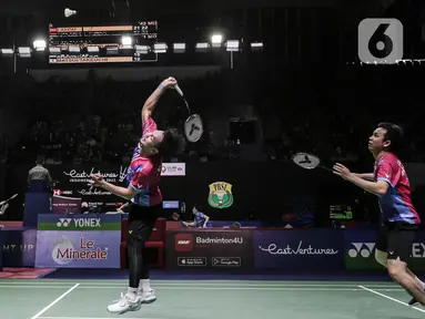Ganda putra Indonesia, Mohammad Ahsan/Hendra Setiawan mengembalikan kok Liu Yu Chen/Ou Xuan Yi dari China saat tampil dalam Indonesia Open 2022 di Istora Senayan, Jakarta, Rabu (15/6/2022). Mohammad Ahsan/Hendra Setiawan kalah dengan dengan skor 17-21, 22-24. (Liputan6.com/Faizal Fanani)