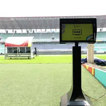 Penampakan monitor VAR untuk Piala Dunia U-17 2023 di Stadion Gelora Bung Tomo, Surabaya, sehari sebelum upacara pembukaan turnamen, Kamis (9/11/2023). (Bola.com/Abdul Azis)