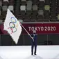 Presiden Komite Olimpiade Internasional Thomas Bach mengibarkan bendera Olimpiade saat Gubernur Tokyo Yuriko Koike (kiri) dan Wali Kota Paris Anne Hidalgo (kanan) menyaksikan upacara penutupan di Stadion Olimpiade pada Olimpiade Musim Panas 2020, Minggu 8 Agustus 2021, di Tokyo. (AP/Lee Jin-man)