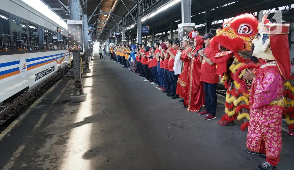 Barongsai dan model berbusana Cheongsam dan Changshan melepas penumpang dari Stasiun Tawang, Semarang, Jawa Tengah, Sabtu (25/1/2020). Atraksi barongsai menghibur para pengguna jasa kereta api dalam memeriahkan perayaan Tahun Baru Imlek 2571. (Liputan6.com/Gholib)