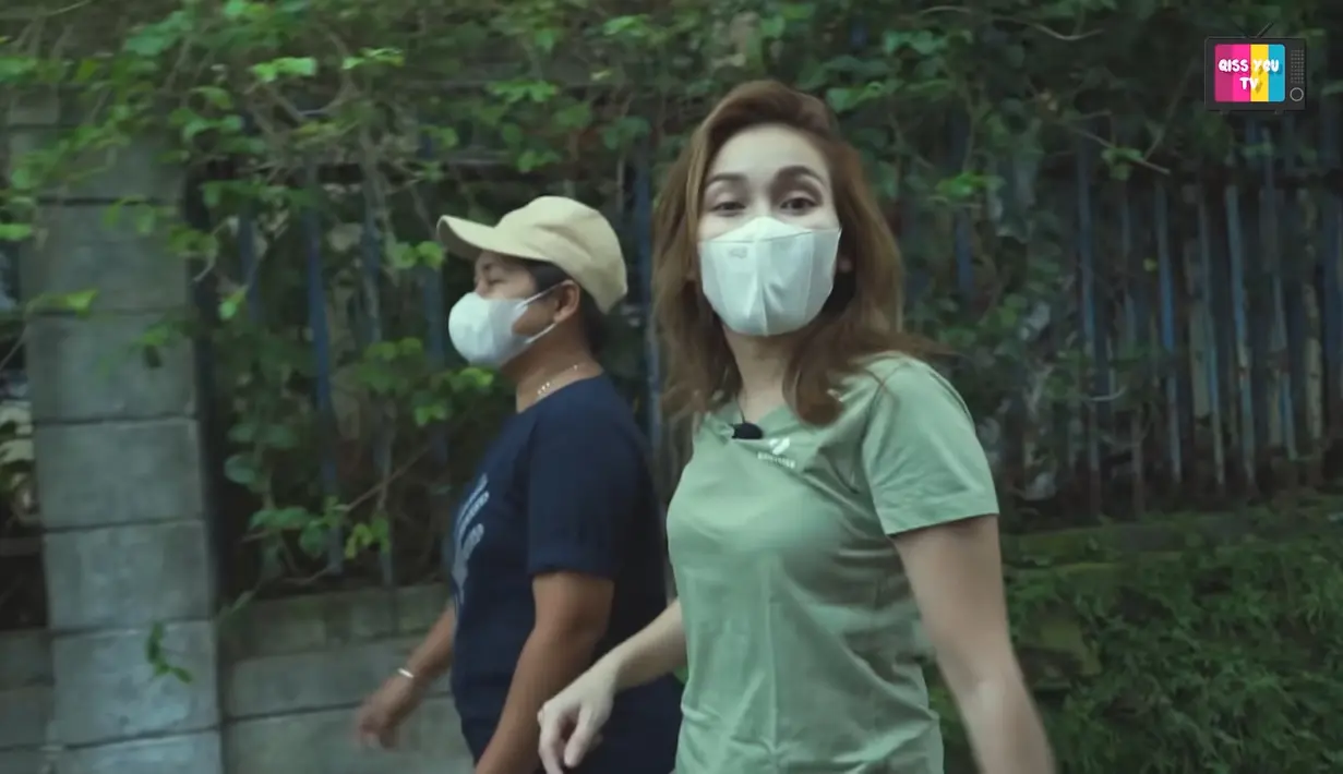 Karena lokasi yang masih terhitung dekat, Ayu berjalan kaki dengan tampilan yang sederhana dari busana maupun makeup. (YouTube qiss yu TV)