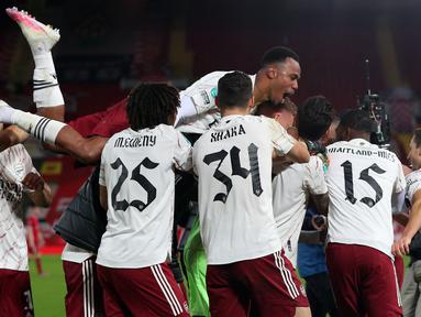 Pemain Arsenal merayakan kemenangan atas Liverpool pada laga lanjutan Piala Liga Inggris di Stadion Anfield, Jumat (2/10/2020) dini hari WIB. Arsenal menang 5-4 atas Liverpool lewat adu penalti. (AFP/Peter Byrne)