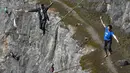 Peserta berjalan diatas tali saat mengikuti festival slackline , di sebuah tambang dekat Beroun, Republik Ceko (25/3). Slackline adalah olahraga keseimbangan di atas tali, yang talinya tersebut dikencangkan di antara dua titik. (AFP/Michal Cizek)