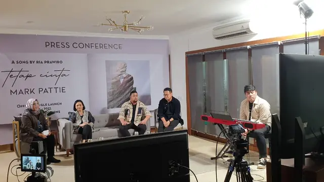 Mark Pattie bersama Ria Prawiro (ist)
