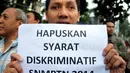 Sekitar 50 orang dari 10 yayasan atau organisasi penyandang disabilitas berdemo di depan gerbang Kemendikbud, Selasa (12/03/2014) (Liputan6.com/JohanTallo).