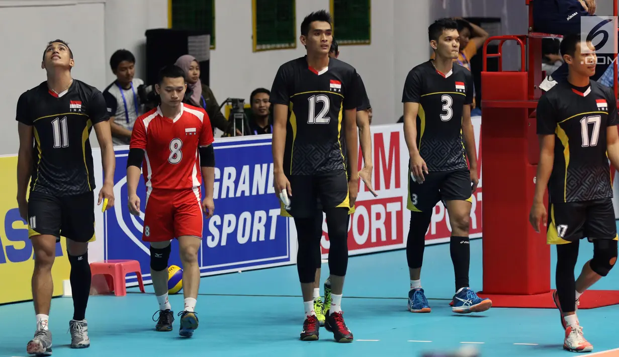 Pemain Timnas voli putra Indonesia berjalan saat melawan Kazakhstan pada Kejuaraan Voli Asia 2017 ke-16 di GOR Tri Dharma, Gresik, Selasa (25/7). Indonesia kalah 3-2 (25-23, 25-27, 21-25, 25-21, 13-15). (Liputan6.com/Helmi Fithriansyah)