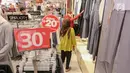 Pengunjung memilh baju untuk merayakan Hari Raya Idul Fitri di Lippo Mall Puri, Jakarta, Jumat (24/5/2019). Untuk menarik pengunjung dalam rangka Festival Jakarta Great Sale, berbagai diskon ditawarkan dari pukul 20.00 hingga 00.00 dalam Midsummer Night Sale. (Liputan6.com/Fery Pradolo)
