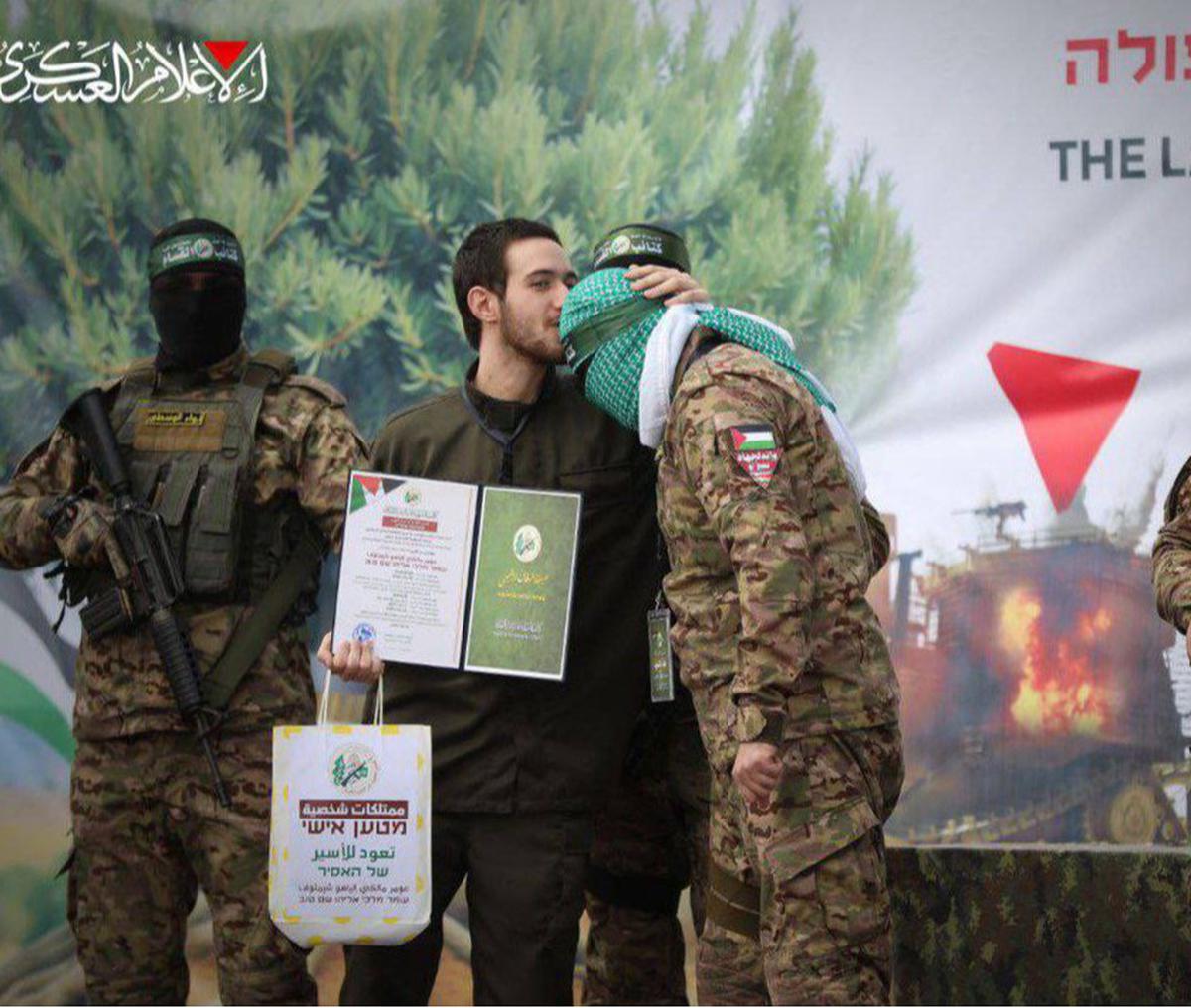 tawanan tentara israel mencium kening pejuang hamas