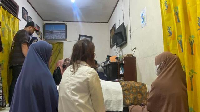 Bintang Cinta Fitri di pemakaman Iqbal Pakula (Foto: Instagram mamiiren)