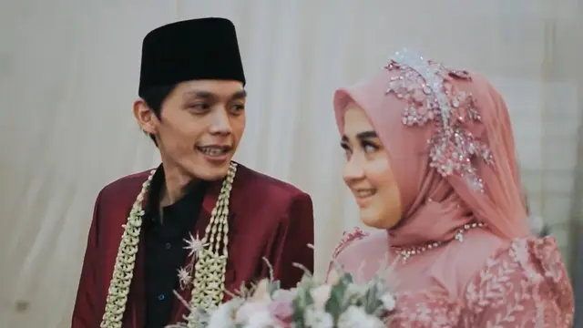 5. Busana Pengantin yang Dikenakan Gus Iqdam dan Ning Nila Sangat Serasi (SS: YT. Gus Iqdam Official)