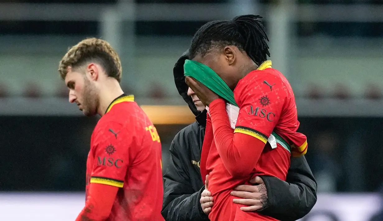 Pemain AC Milan, Rafael Leao, tak mampu menahan air mata saat timnya ditaklukkan Lazio dalam laga giornata 27 Serie A 2024/2025 yang digelar di San Siro, Senin (3/3/2025) dini hari WIB. (AP Photo/Antonio Calanni)