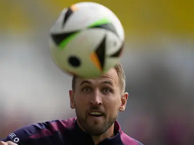 Penyerang Inggris Harry Kane mengejar bola saat sesi latihan terbuka untuk umum menjelang pertandingan Grup C Euro 2024 melawan Serbia di Stadion Jena, Jerman, Selasa (11/6/2024). (AP Photo/Thanassis Stavrakis)