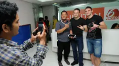 Dua pemain asing Persija Jakarta, Yevgeni Kabayev dan Martin Vunk berpose di kantor redaksi Liputan6.com, Jakarta (10/12/2014). (Liputan6.com/Helmi Fithriansyah)
