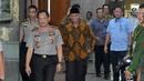 Ketua KPK Agus Rahardjo dan Kapolri Jenderal Tito Karnavian bersiap memberikan keterangan pers di Mabes Polri, Jakarta, Kamis (6/7). Pimpinan KPK menyambangi Mabes Polri dalam rangka silaturahmi antar lembaga penegak hukum. (Liputan6.com/Helmi Afandi)