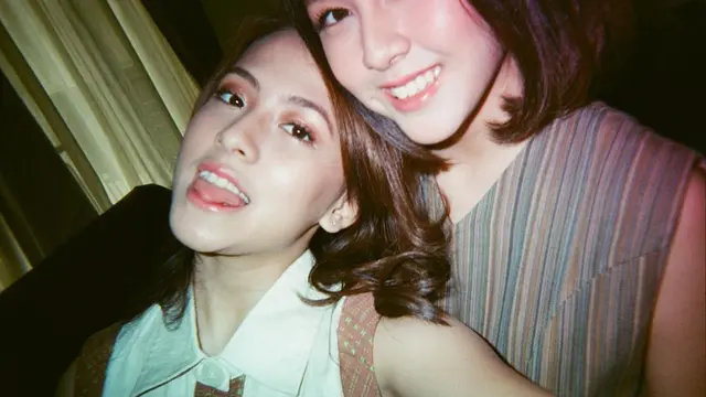 Manjanya Adhisty Zara dengan Hasyakyla Utami Kusumawardhani. Ia bersandar di bahu sang kakak. (Foto: Instagram/@hasyakyla)