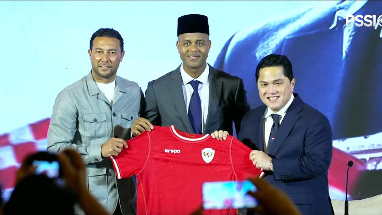 Momen Semringah Pelatih Timnas Kluivert, Turun Pangggung Gandeng Asisten Denny Landzaat