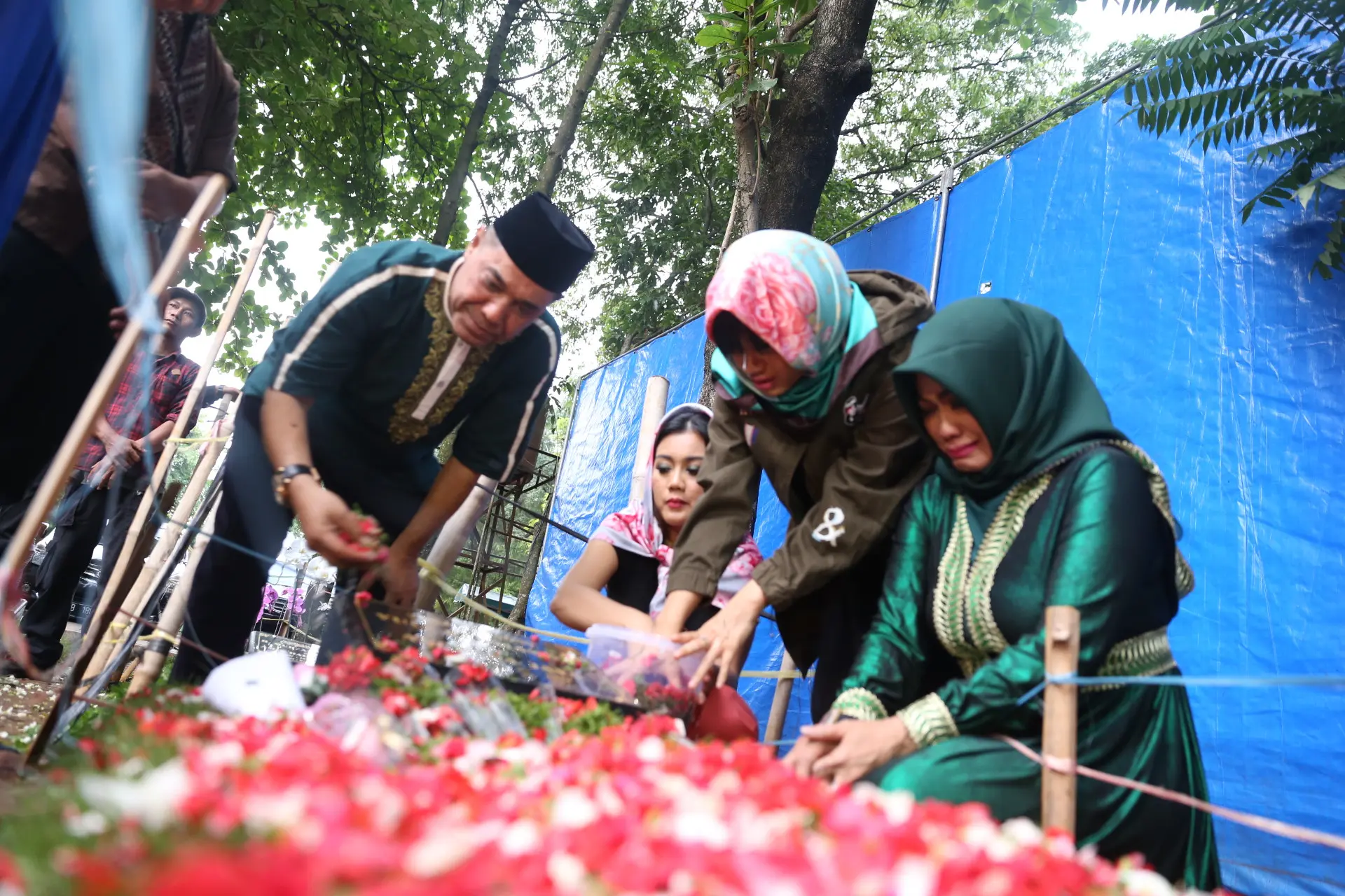 Sri Wulansih hampir tiap hari berziarah ke makam Julia Perez (Nurwahyunan/Bintang.com)