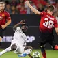 Gelandang AC Milan Franck Kessie (tengah) mencoba merebut bola dari gelandang Manchester United, Scott McTominay (kanan) dalam International Champions Cup (ICC) 2018 di Carson, California, Amerika Serikat, Rabu (25/7). (AP Photo/Mark J. Terrill)