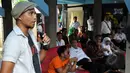 Ivan Slank (kiri) saat menggelar konferensi pers konser bertajuk "Drugs Free Asia-Afrika" di Potlot, Duren Tiga, Jakarta Selatan, Senin (13/4/2015). Rencananya konser akan digelar di Monas pada Minggu (19/4). (Liputan6.com/Panji Diksana)