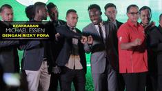 Michael Essien dan Rizky Pora tampak akrab saat peluncuran Liga 1 di Hotel Fairmont, Senin (10/4/2017)