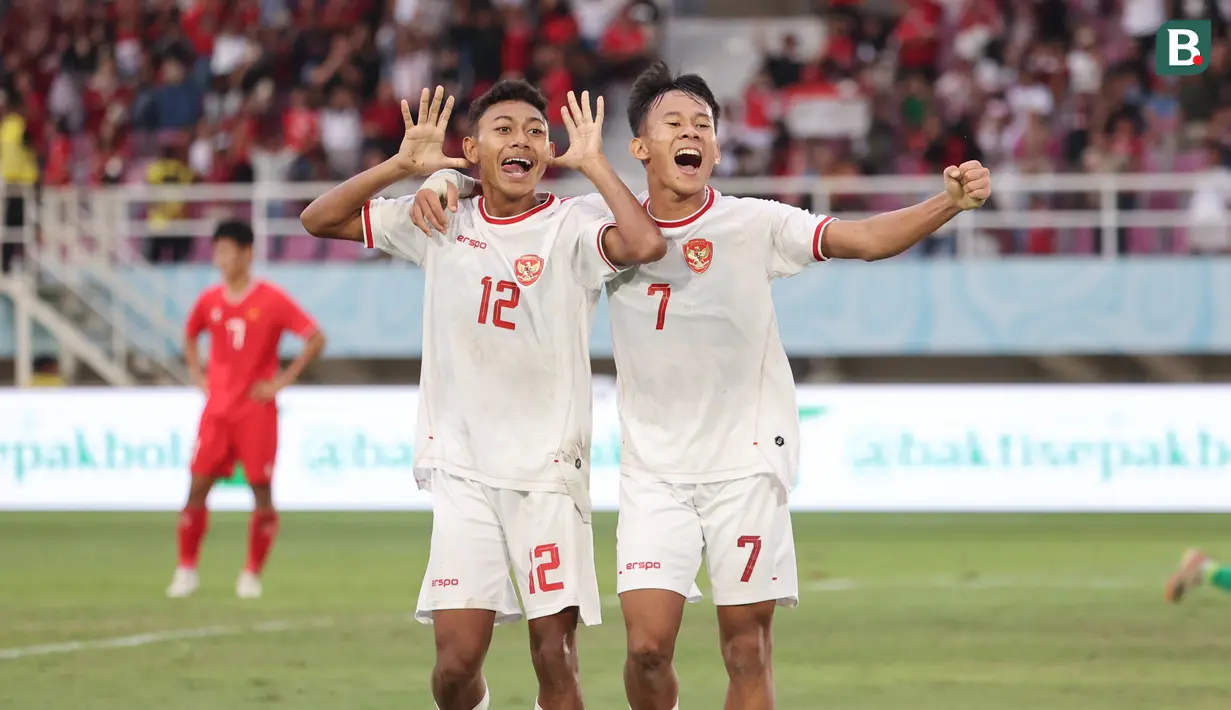 <p>Pemain Timnas Indonesia U-16, Daniel Alfrido dan&nbsp;Muhamad Zahaby Gholy melakukan selebrasi setelah mencetak gol ke gawang Vietnam pada laga perebutan tempat ketiga Piala AFF U-16 2024 di Stadion Manahan, Solo, Jawa Tengah, Rabu (7/3/2024). (Bola.com/Abdul Aziz)</p>