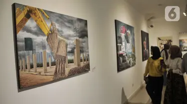 Pengunjung mengamati salah satu karya lukis yang ditampilkan dalam pameran "Antara Kecemasan dan Harapan" di Gedung D Galeri Nasional Indonesia, Jakarta Pusat, Minggu (7/5/2023). (merdeka.com/Iqbal S Nugroho)