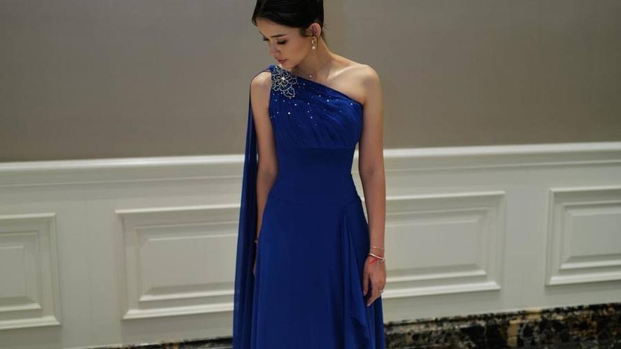 Di kondangan kali ini, Sarah tampil mengenakan dress panjang berwarna biru dan tanpa lengan.