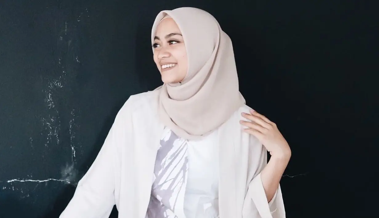 Ayudia Bing Slamet,sejak  memutuskan berhijab beberapa tahun silam semakin pandai bermain busana. Ia juga tampak sering mengenakan celana celana kulot di kesehariannya. Dan begini caranya mix and match dengan kulotnya. (Instagram/ayudiac)