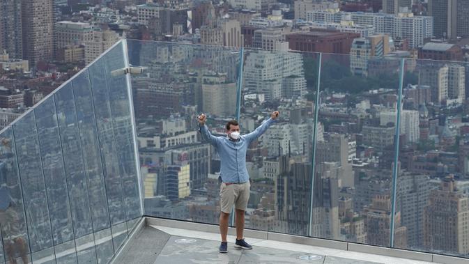 Seorang pria memandang cakralawa kota dari Edge, dek langit tertinggi di luar ruangan di Western Hemisphere saat dibuka kembali untuk umum di New York, Rabu (2/9/2020). Dek yang berada di lantai 100 menara utama Hudson Yards itu memiliki tinggi 1.100 kaki atau setara 335 meter (TIMOTHY A. CLARY/AFP)