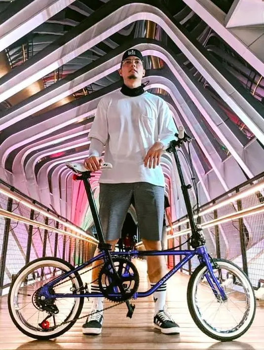 "Sebelas duabelas sama cerita percintaan film drama korea. Awalnya cuma pelarian dari patah hati. Lama lama tumbuh mekar jadi rasa sayang", tulis caption pada postingan Rizky Kinos. (Instagram/kinosnoski)