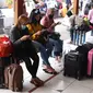Calon pemudik menunggu pemberangkatan di Terminal Kalideres, Jakarta Barat, Kamis (30/7/2020). Libur Idul Adha dimanfaatkan banyak masyarakat untuk mudik ke kampung halaman. (Liputan6.com/Angga Yuniar)