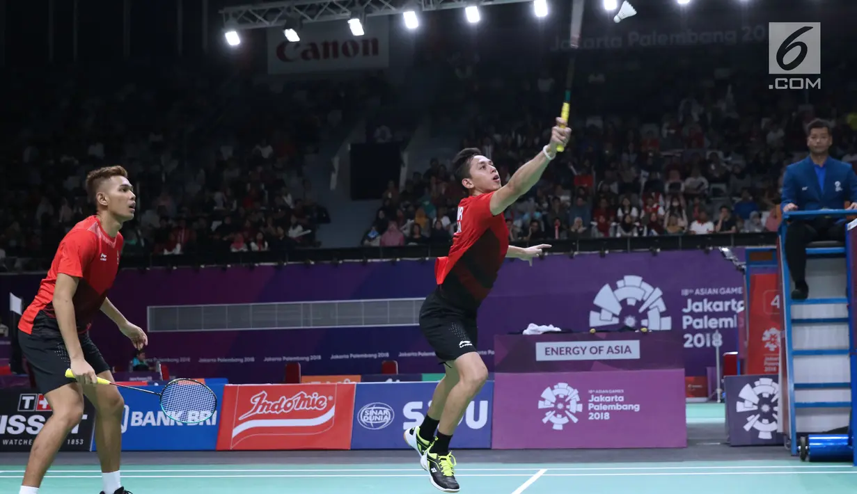Ganda putra Indonesia, Fajar Alfian/M Rian Ardianto mengembalikan kok ke arah pemain India, Manu Attri/Sumeeth Reddy Buss pada perempat final Bulutangkis Beregu Putra Asian Games 2018 di Jakarta, Senin (20/8). (Liputan6.com/Helmi Fithriansyah)