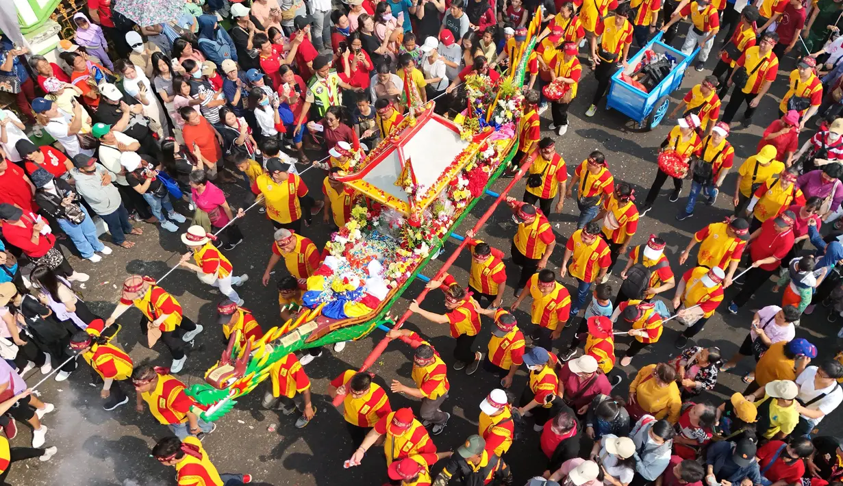 Ritual Gotong Toapekong merupakan tradisi masyarakat Tionghoa Tangerang yakni dengan mengarak patung Dewi Kwan Im Hud Couw, dan ini menjadi ritual setiap 12 tahun sekali. (merdeka.com/Arie Basuki)