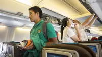 Gelandang serang Timnas Indonesia, Bayu Gatra, saat berada di pesawat selepas dari Thailand. (Bola.com/Vitalis Yogi Trisna)