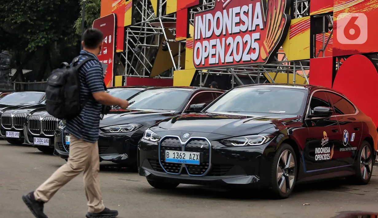 Sebanyak 15 unit kendaraan diserahkan untuk mendukung mobilitas para atlet dan tamu VIP selama turnamen berlangsung. (Liputan6.com/Angga Yuniar)
