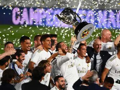Pemain Real Madrid merayakan juara La Liga usai mengalahkan Villrreal pada laga lanjutan pekan ke-37 di Estadio Alfredo Di Stefano, Jumat (17/7/2020) dini hari WIB. Real Madrid menang 2-1 atas Villarreal. (AFP/Gabriel Bouys)
