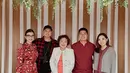 Netizen juga turut merasakan hangatnya keluarga Glenn Alinskie di foto tersebut. Selain makan malam bersama keluarga, Glenn Alinskie dan Chelsea Olivia juga sudah menjalani pemotretan bareng dua buah hatinya untuk sambut Natal 2024. Foto tersebut diunggah oleh Glenn dan Chelsea pada November 2024 lalu. Sambut Natal dengan bahagia, banyak artis yang menjalani pemotretan jelang Natal. (Liputan6.com/IG/@glennalinskie)