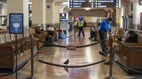 Seekor merpati berkeliaran di ruang tunggu Union Station, pusat kota Los Angeles, Rabu (17/3/2021). Presiden Akademi David Rubin mengonfirmasi acara Academy Awards ke-93 atau Oscars 2021 akan digelar di dua lokasi berbeda, yakni Dolby Theater dan stasiun kereta Union Station. (VALERIE MACON/AFP)
